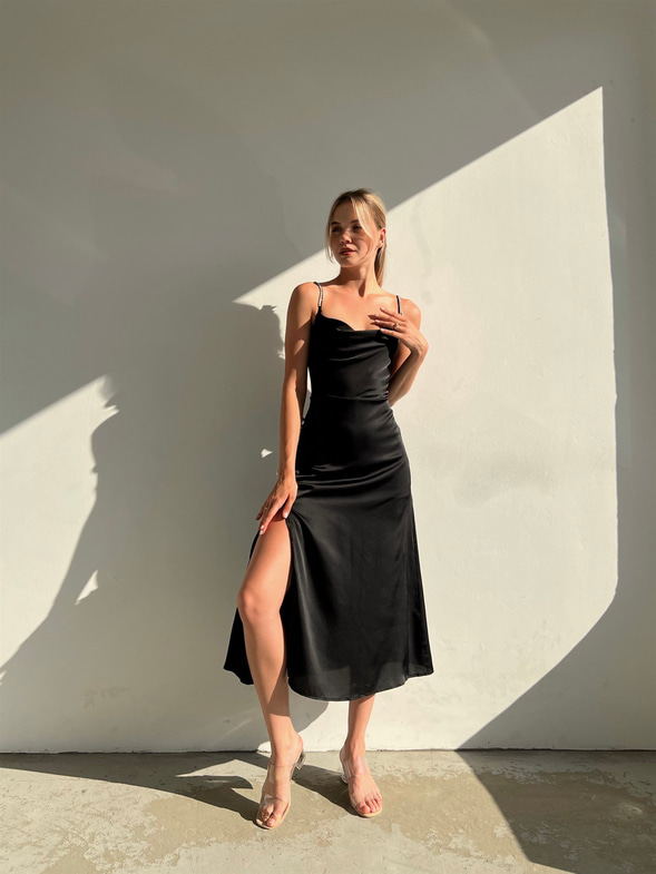 Saten Degaje Yaka Yanı Düğme Detaylı Yırtmaçlı Libor Kadın Siyah Elbise 22Y000452