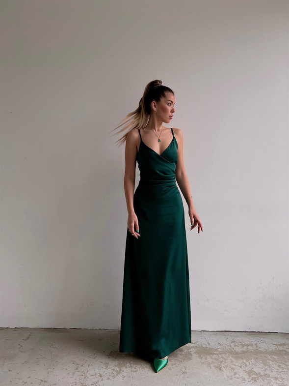 Saten Kruvaze Yaka Drapeli Jocelyn Kadın Zümrüt Uzun Elbise 22Y000084