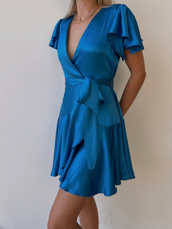 Saten Kruvaze Yaka Kol Ve Etek Kısmı Volanlı Lara Kadın Mavi Elbise 22Y000492