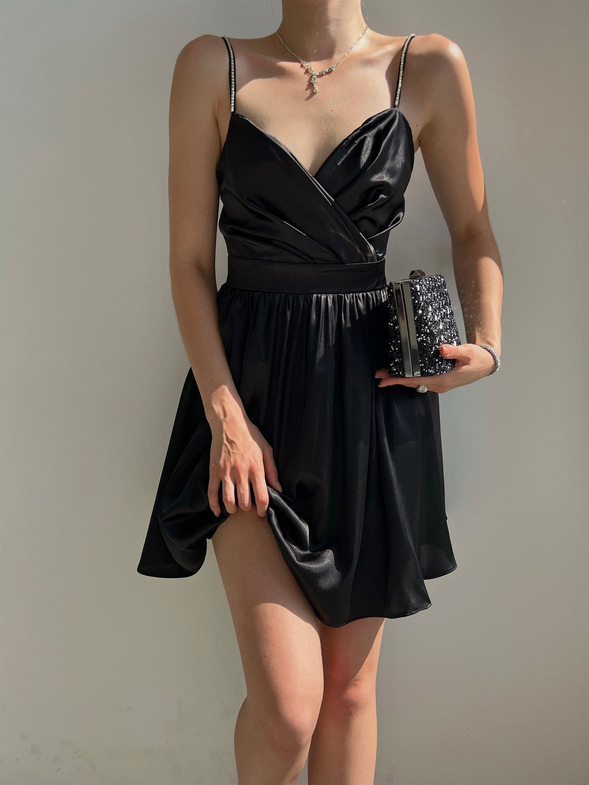 Saten Kuvaze Yaka Plileli Vesper Kadın Siyah Mini Elbise 22Y000322
