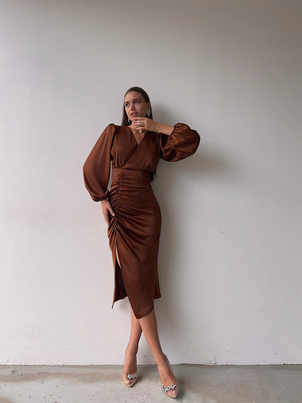 Saten Midi Önden Büzgülü Ve Yırtmaçlı Christina Kadın Kahve Elbise 22K000547