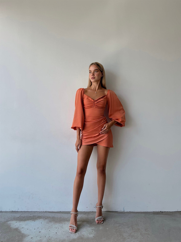 Saten Uzun Balon Kol Drapeli Etek Kısmı Kruvaze Valente Kadın Somon Elbise 22Y000494