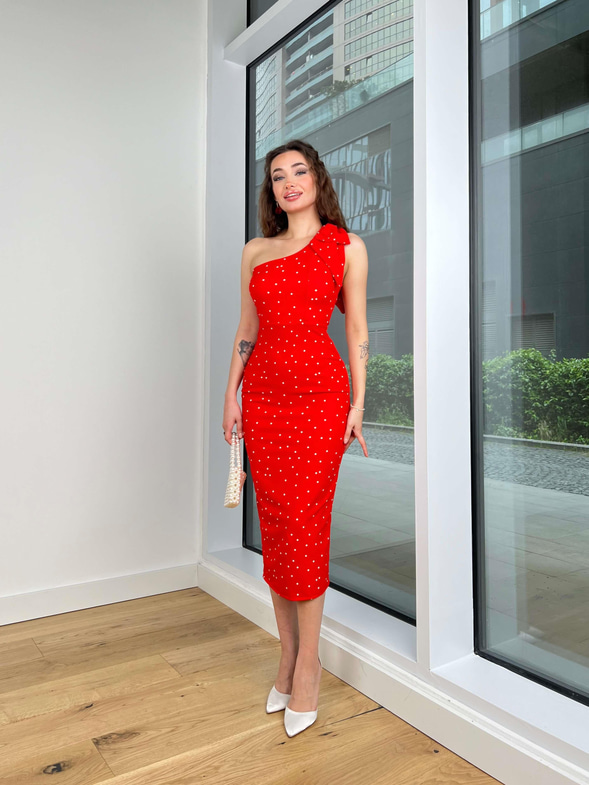 Tek Aksesuar Detaylı Omuz Simba Kadın Puantiyeli Kırmızı Midi Elbise 24Y479