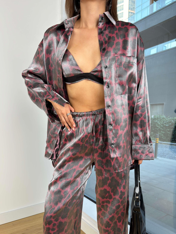 Beli Lastikli Bol Paça Pantolon Gömlek Ve Bralet Tilen Kadın Leopar Desenli Vişne Parlak Üçlü Takım 25K044