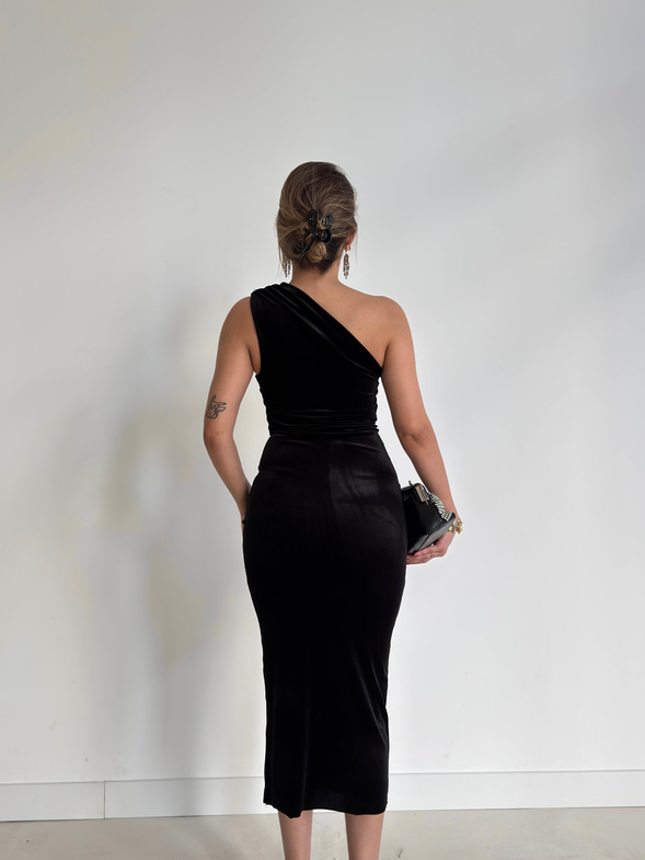 Tek Omuz Drape Detaylı Ulyana Siyah Kadın Kadife Elbise 26K111