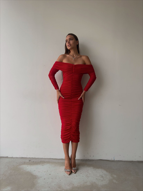 Uzun Tül Kol Düşük Omuz Drapeli Adson Kadın Kırmızı Midi Boy Elbise 23K000121