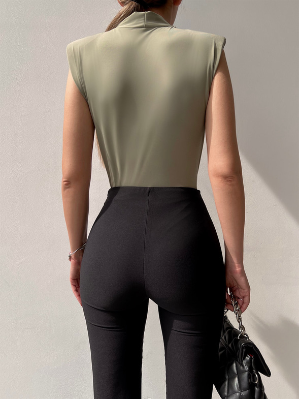 Vatkalı Kolsuz Kruvaze Garrison Kadın Haki Bodysuit 22Y000066