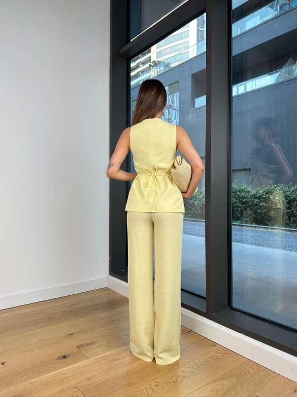 Kare Yaka Kalın Askılı Düğmeli Bluz Bol Paça Pantolon Lorka Sarı Kadın Takım 25Y448