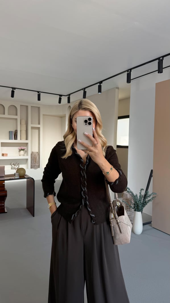 İç İçe Geçmiş Agraflı Kahve Hırka