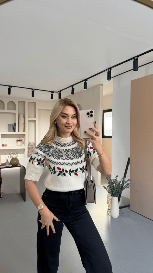 Nakışlı Kısa Kol Ekru Triko Kazak