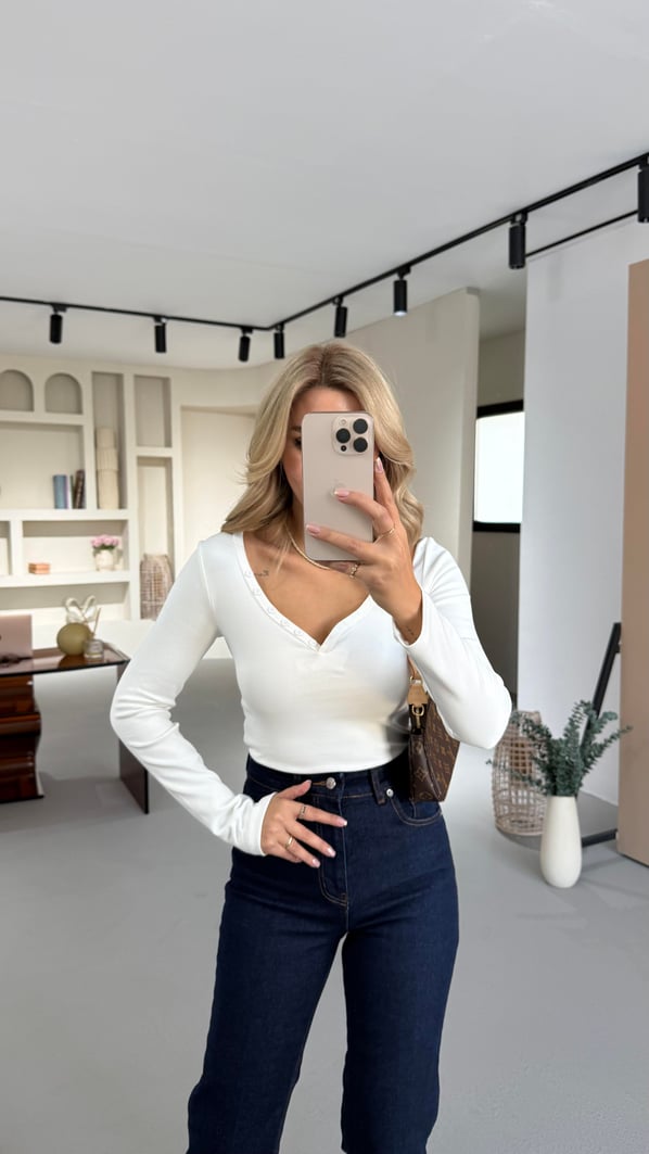 V Yaka Düğme Detay Beyaz Bluz