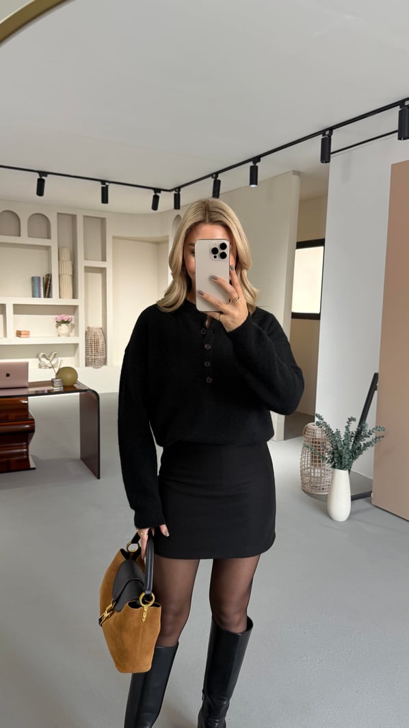 Düğme Detay Yumuşak Dokulu Siyah Kazak