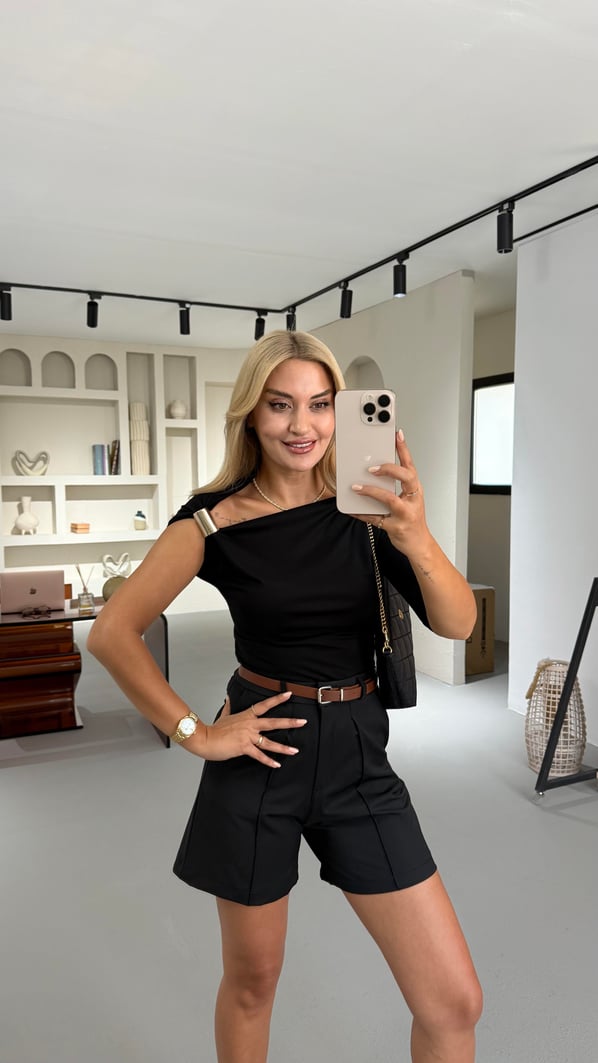 Omuz Aksesuar Detay Drapeli Siyah Bluz