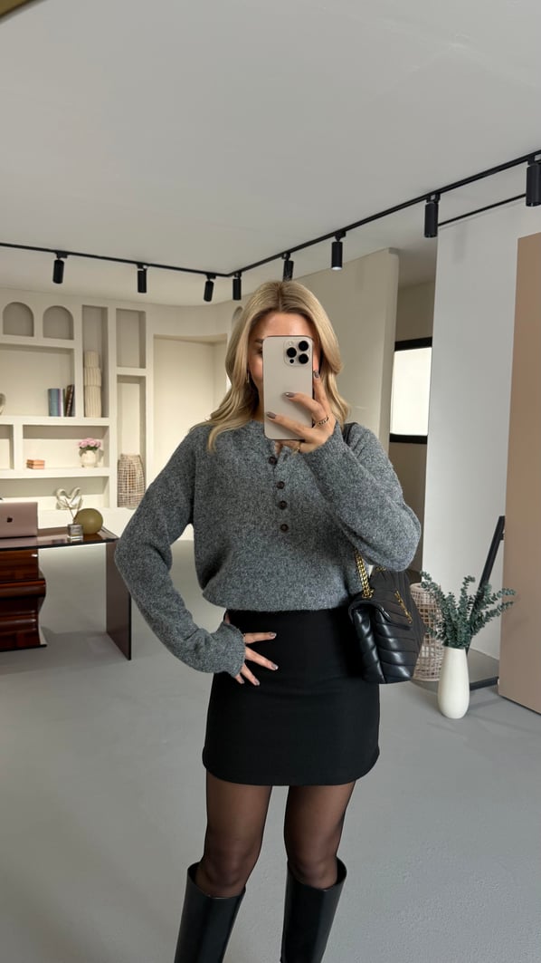 Düğme Detay Yumuşak Dokulu Melanjlı Gri Kazak