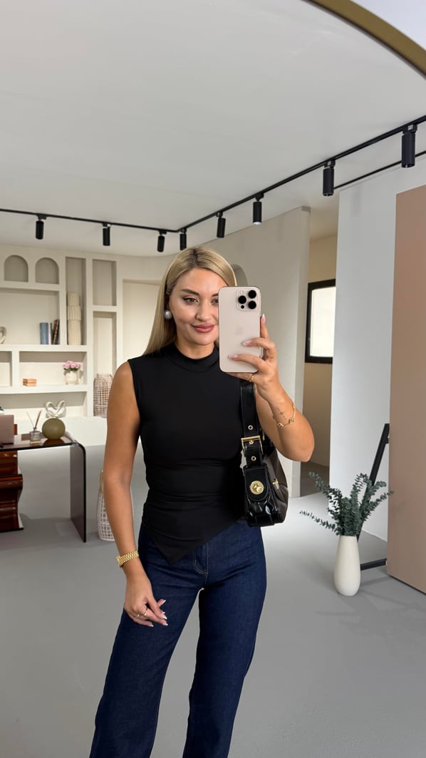 Dik Yaka Drape Detay Siyah Asimetrik Kesim Bluz