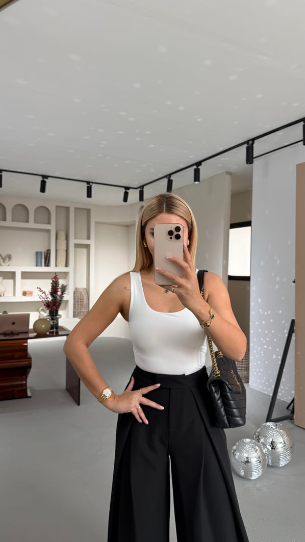 Kare Yaka Likralı Basic Beyaz Bluz