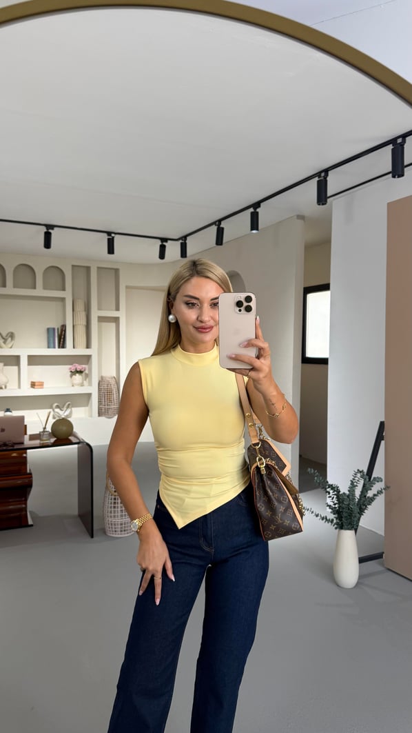 Dik Yaka Drape Detay Sarı Asimetrik Kesim Bluz