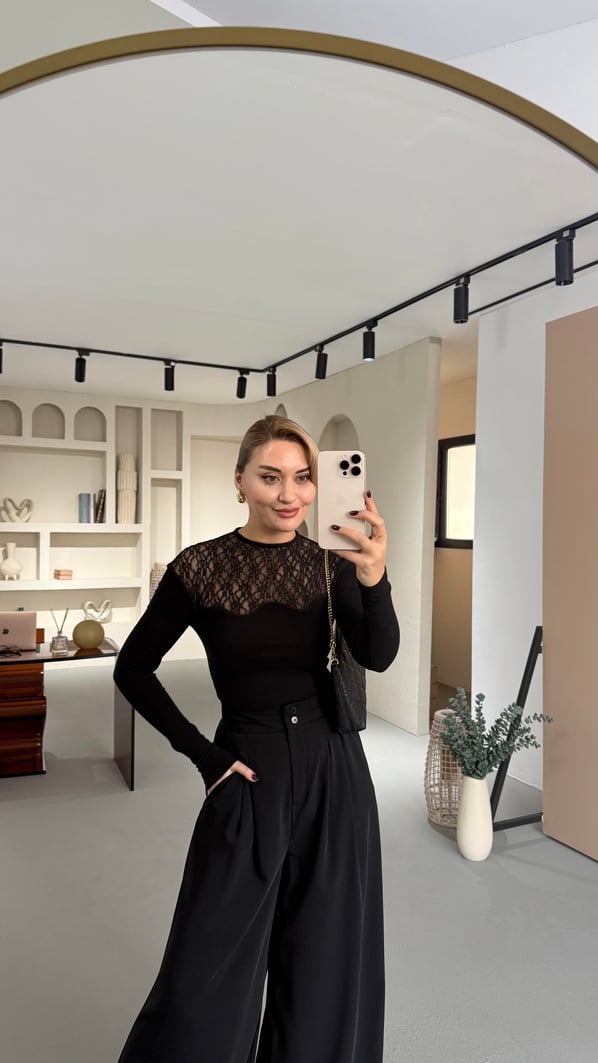 Sırt Düğmeli Dantel Detay Siyah Bluz