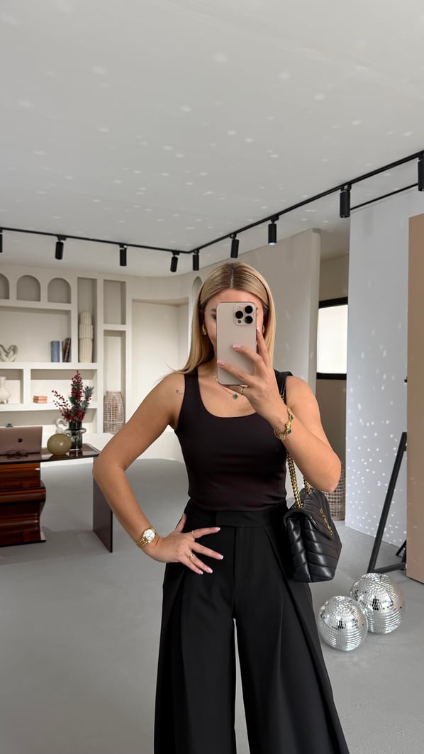 Kare Yaka Likralı Basic Siyah Bluz