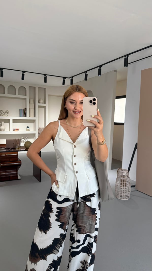 Bel Ayarlamalı Süs Cep Detay Ekru Yelek