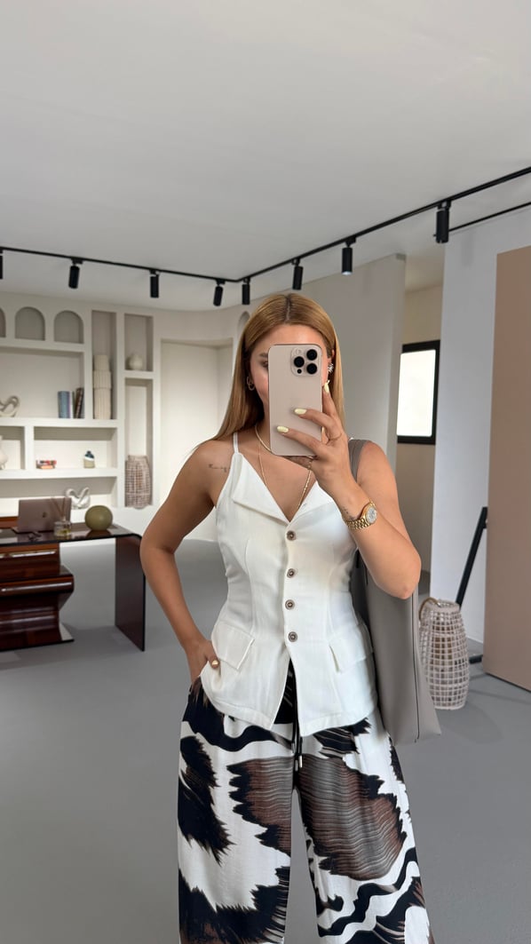 Bel Ayarlamalı Süs Cep Detay Ekru Yelek