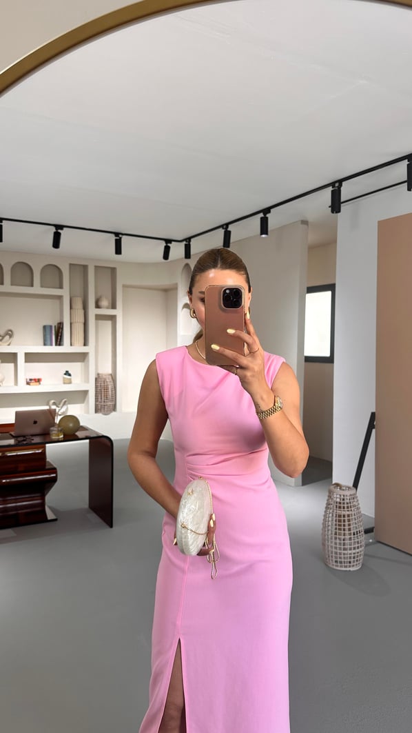 Bel Drapeli Yırtmaç Detay Pastel Pembe Midi Elbise