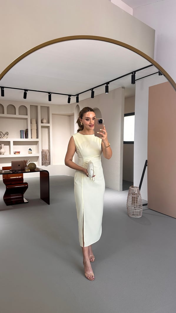 Bel Drapeli Yırtmaç Detay Pastel Sarı Midi Elbise