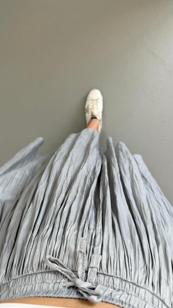 Bel Lastikli Kırışık Doku Saten Midi Duman Gri Etek