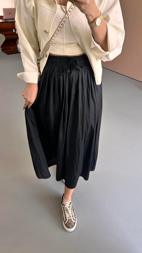 Bel Lastikli Kırışık Doku Saten Midi Siyah Etek