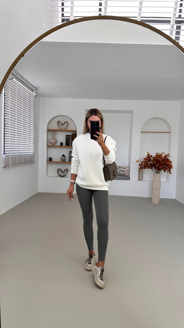 Bisiklet Yaka Şardonlu Beyaz Sweatshirt