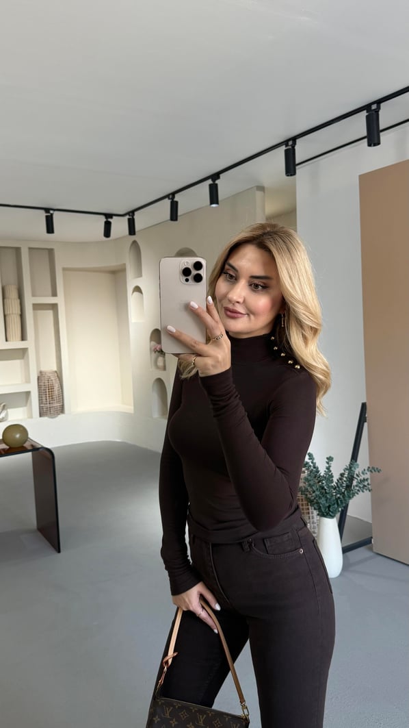 Omuz Düğme Detay Dik Yaka Kahve Bluz