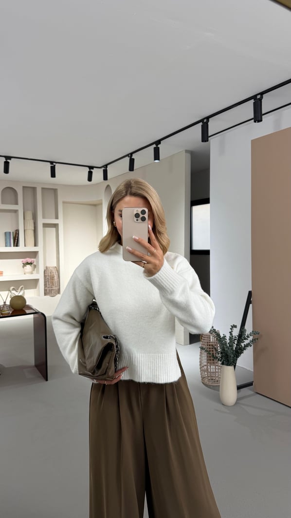 Dik Yaka Yırtmaç Detay Yumoş Dokulu Beyaz Kazak