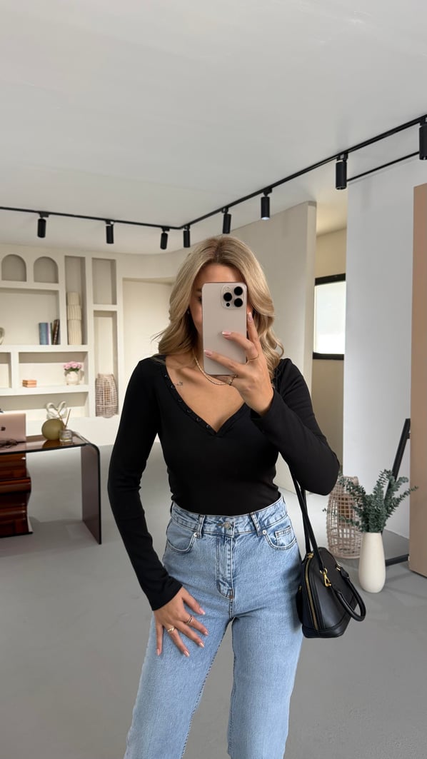 V Yaka Düğme Detay Siyah Bluz