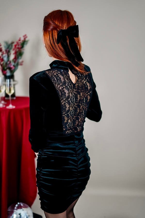 Dik Yaka Dantel Detay Drapeli Siyah Kadife Elbise