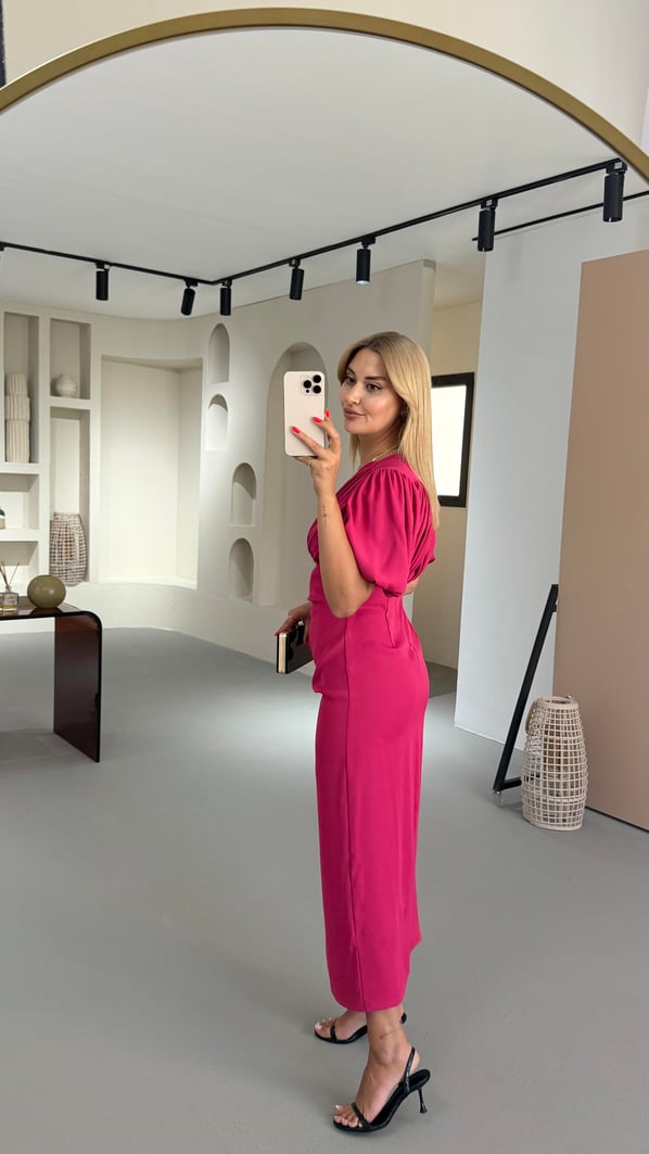 Drape Detay Yırtmaçlı Fuşya Saten Elbise