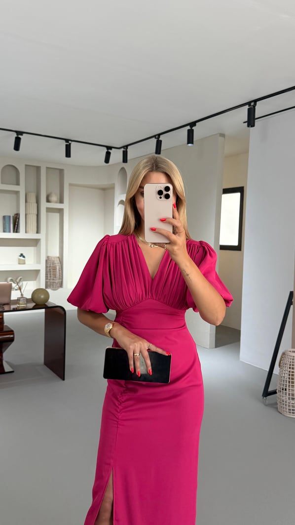 Drape Detay Yırtmaçlı Fuşya Saten Elbise