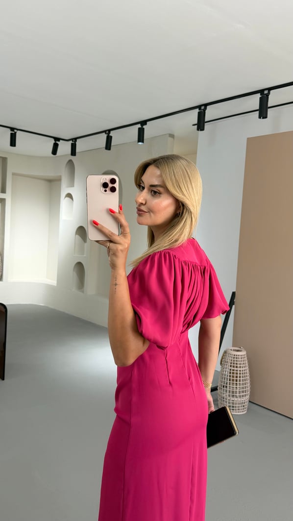 Drape Detay Yırtmaçlı Fuşya Saten Elbise