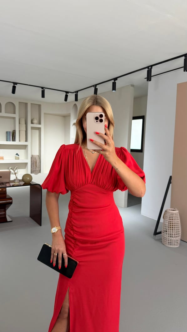 Drape Detay Yırtmaçlı Kırmızı Saten Elbise