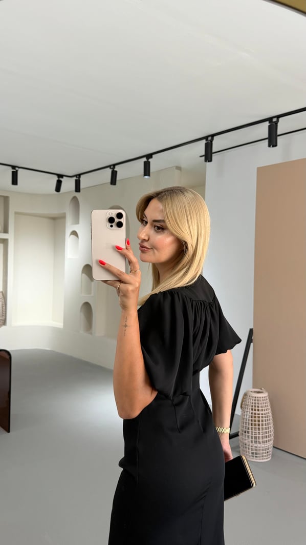 Drape Detay Yırtmaçlı Siyah Saten Elbise