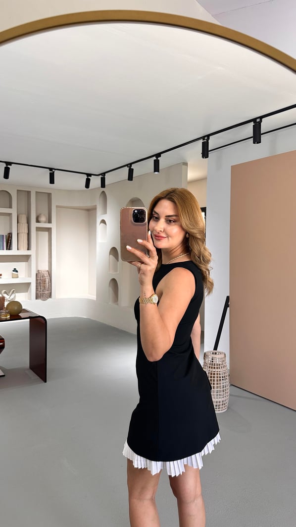 Etek Ucu Pileli Siyah Elbise