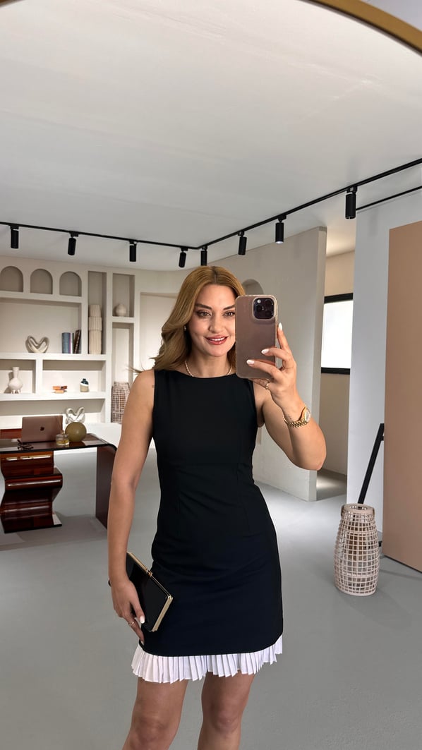 Etek Ucu Pileli Siyah Elbise