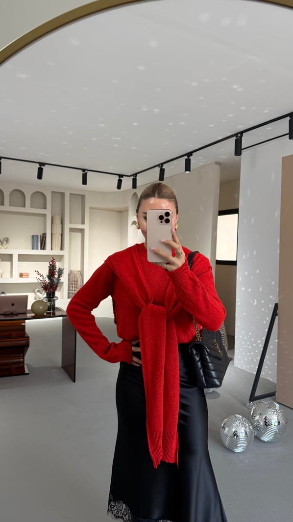 Şal Detaylı Kırmızı Triko Kazak