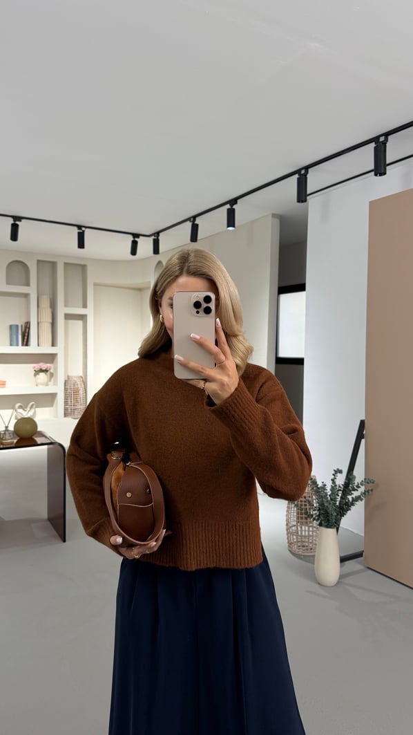 Dik Yaka Yırtmaç Detay Yumoş Dokulu Kahve Kazak