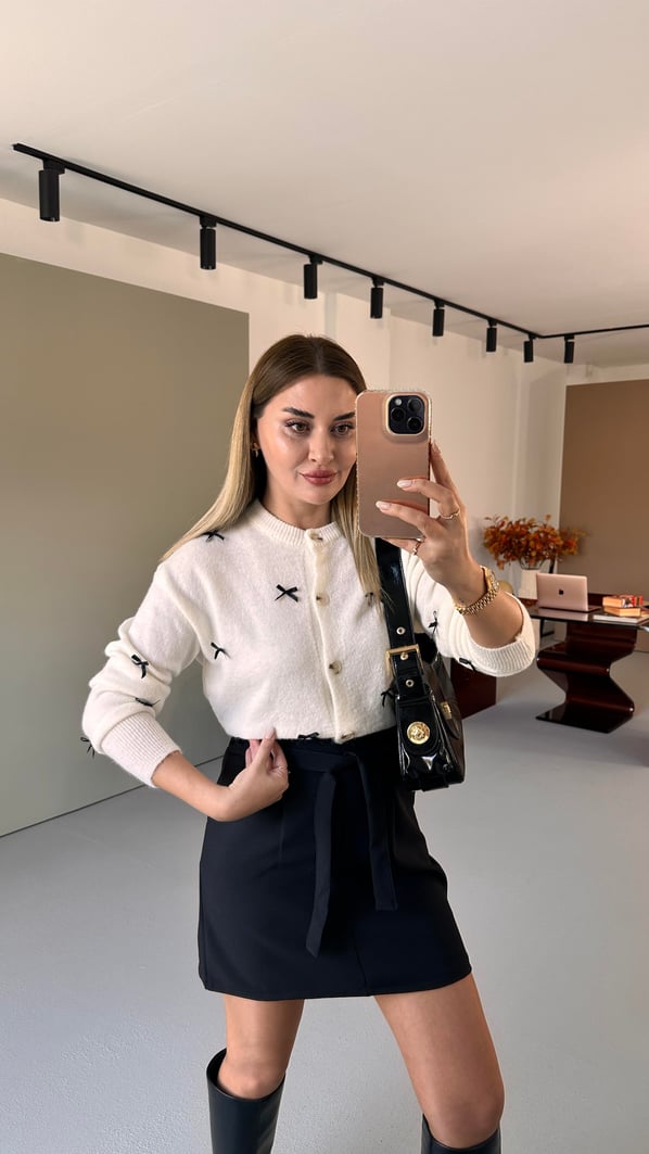 Fiyonk Detay Ekru Yumoş Hırka