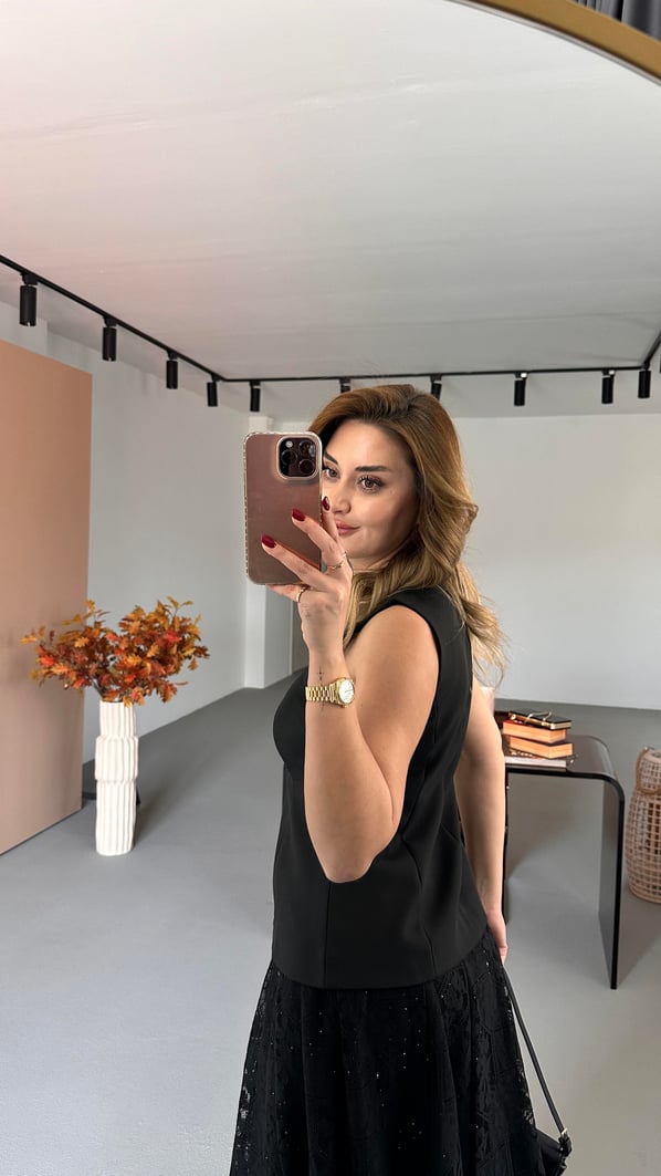 Gold Düğme Detay Belden Oturtmalı Siyah Yelek