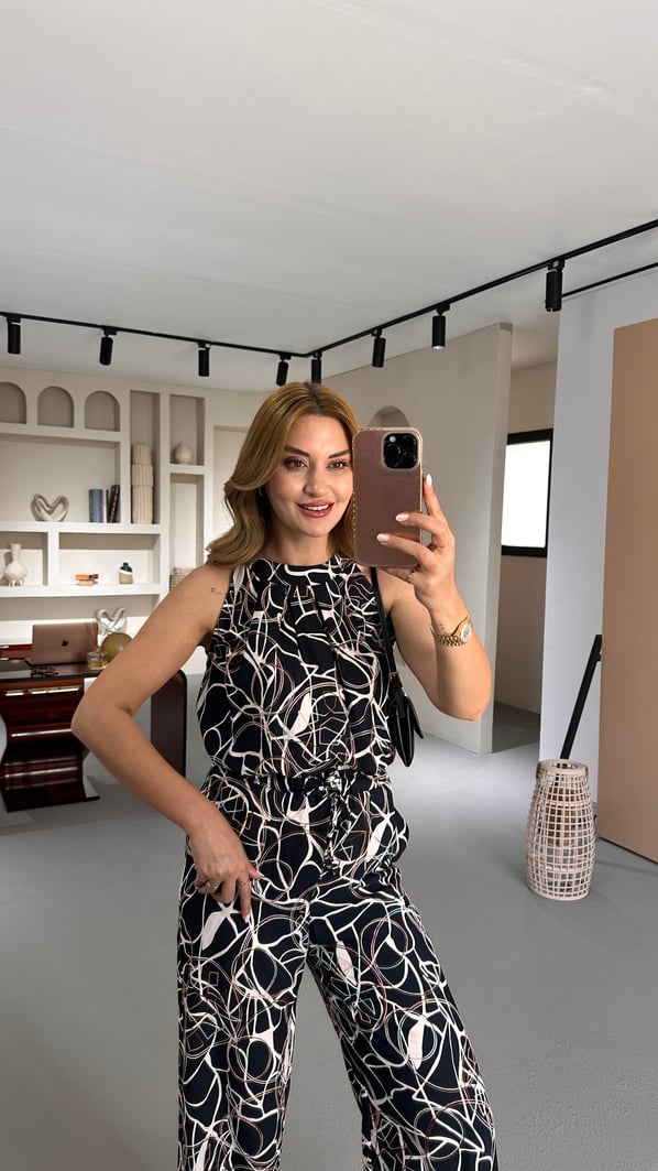 Halter Yaka Nakış Detay Desenli Siyah Bluz