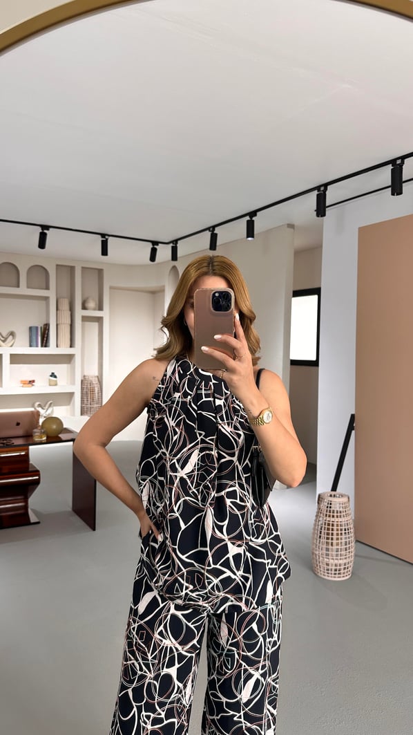 Halter Yaka Nakış Detay Desenli Siyah Bluz