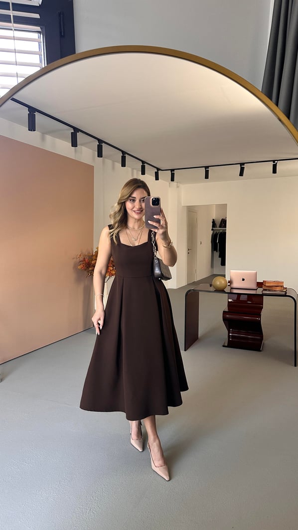 Kare Yaka Piliseli Kahve Çan Elbise