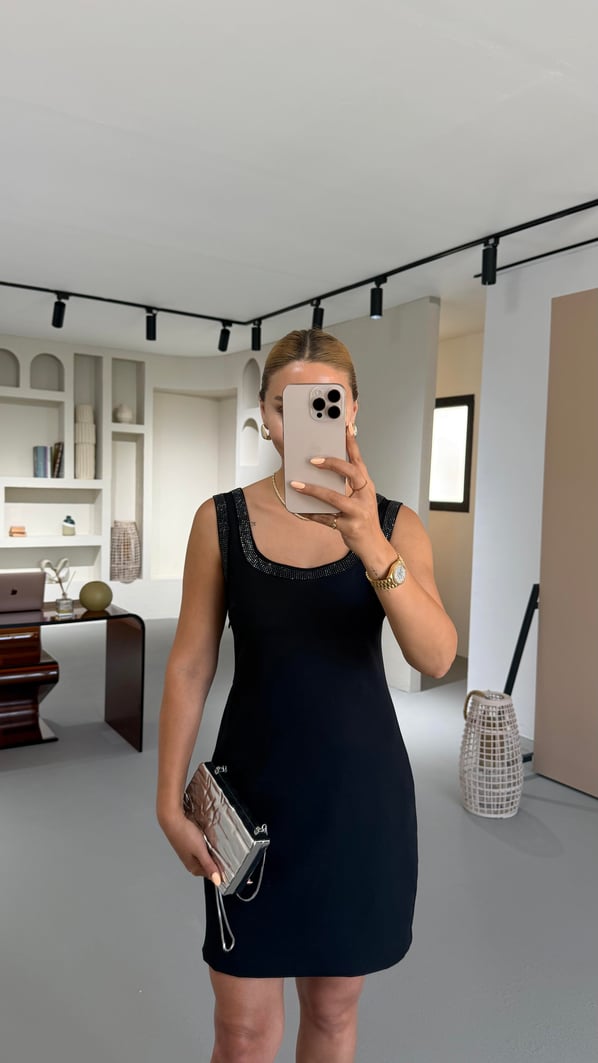 Kare Yaka Taş Detay Astarlı Siyah Elbise