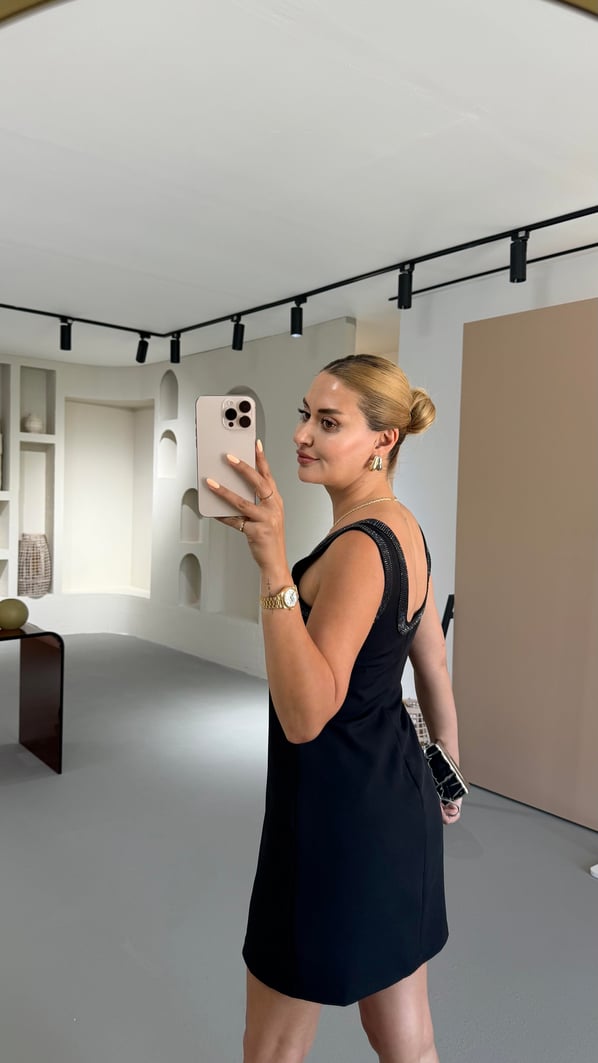 Kare Yaka Taş Detay Astarlı Siyah Elbise